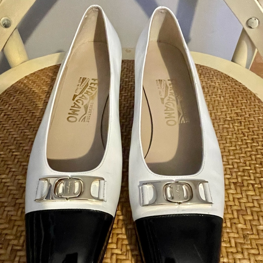 Vintage Salvatore Ferragamo Classic V Black White Gold Size 8 A Narrow VGC